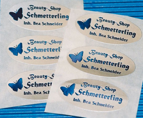 Heißprägedruck auf Metallic-Papier im edlen Look Silberne Papier-Etiketten mit blauer Heißprägung als Werbe-, Produkt- und Firmenetiketten
