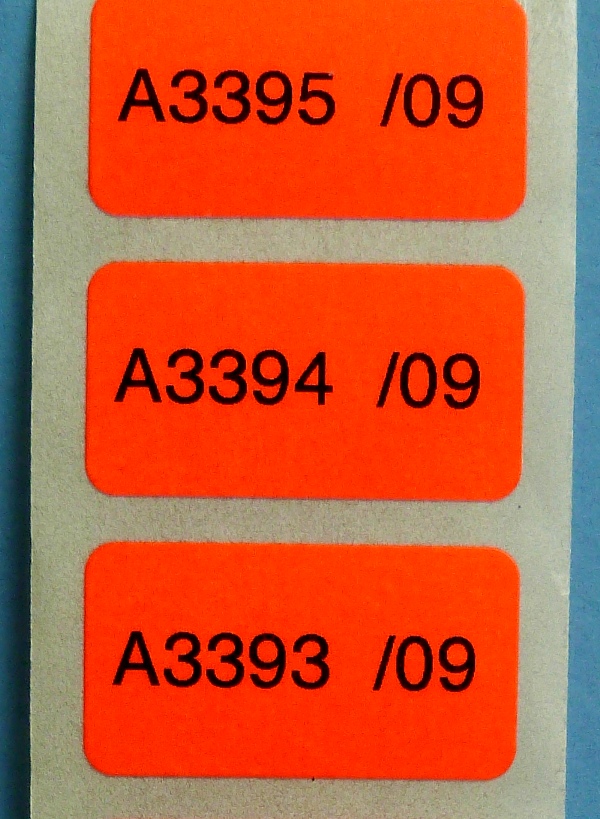 Nummerierte Etiketten aus Leuchtrotpapier zum Markieren in Lager, Verwaltung, Verkauf 