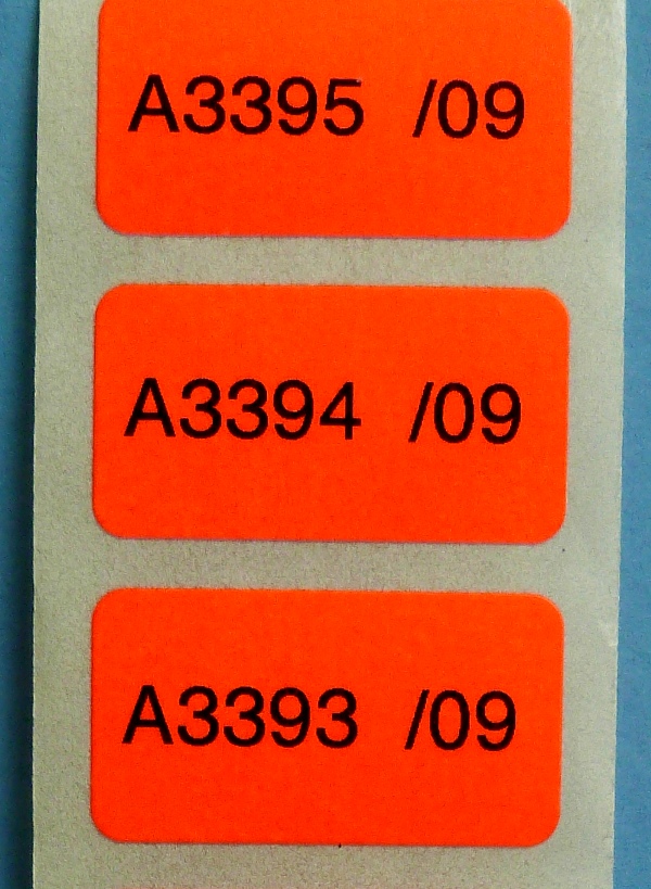 Nummerierte Etiketten - individuelle Kombinationen mit Buchstaben und fixen Stellen Nummerierte Etiketten aus Leuchtrotpapier zum Markieren in Lager, Verwaltung, Verkauf