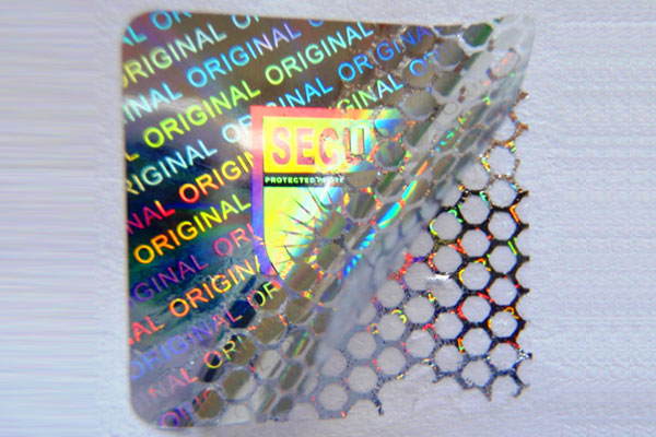 Hologrammsiegel mit Wabenmuster, das beim Ablösen das Etikett zerstört