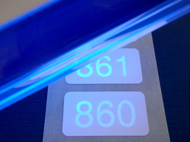 Eine spezielle UV-Lampe macht die Lumineszenz-Sicherheitsnummerierung sichtbar