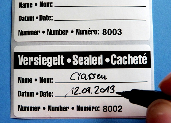 Sicherheitsetiketten mit Text Versiegeln Sealed Cacheté mit Nummer und Zeilen für Name und Datum