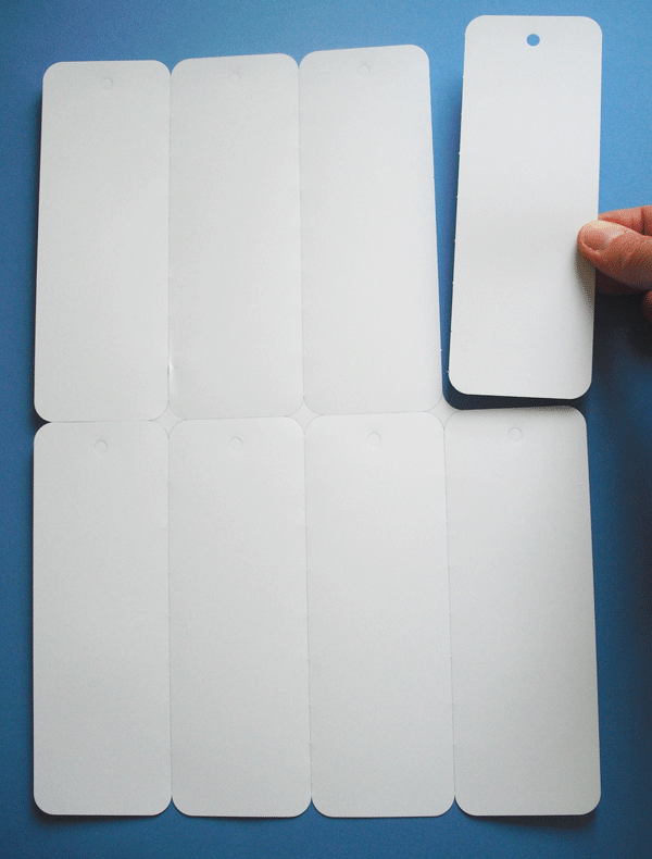 Polyester-Anhänger auf A4-Bogen - einzelnes Abtrennen anhand von Perforation Anhänge-Schilder aus Polyester, 148,5 x 52,5 mm auf A4-Bogen für Laserdrucker