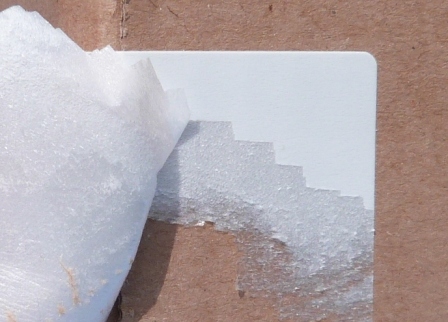 Manipulationssichere Sicherheitsetiketten aus weißem Polystyrol, das bei Ablöseversuchen zerstört wird