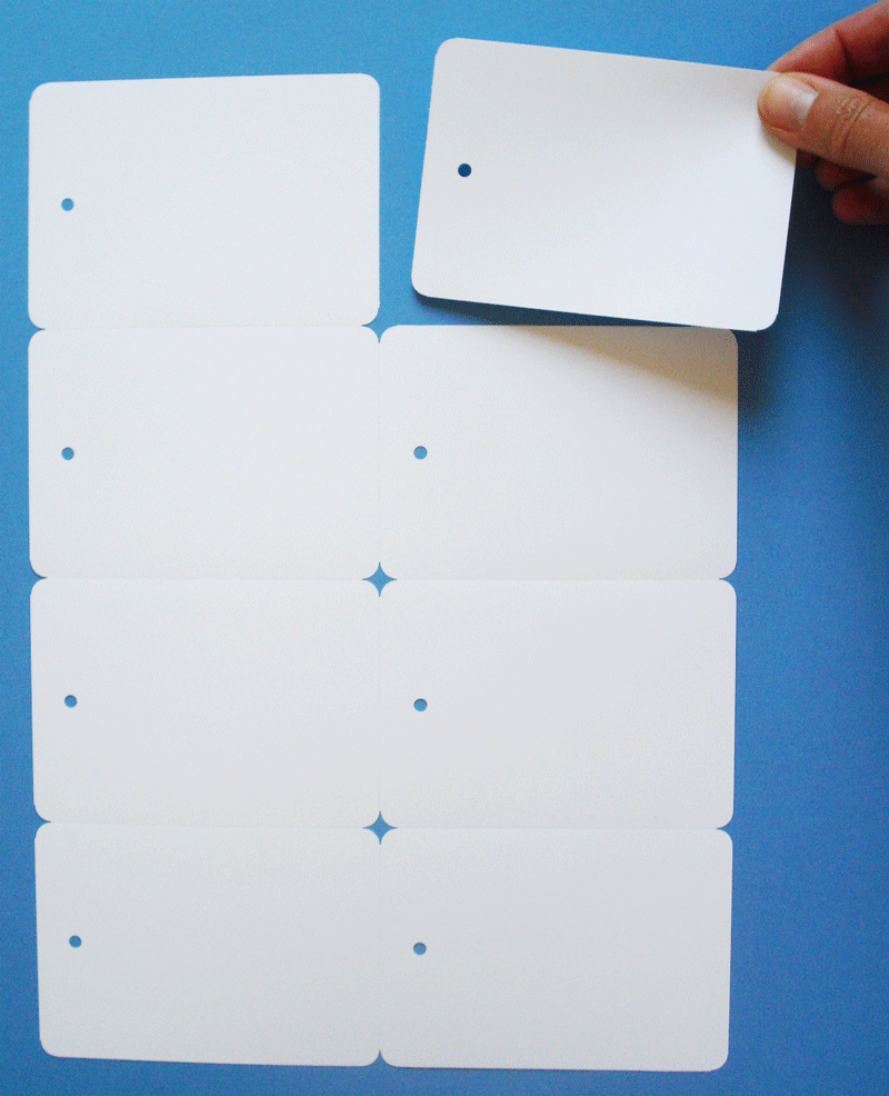 A4-Bogen mit Anhänge-Etiketten mit Lochstanzung zum Durchziehen von Faden oder Gummischlinge 