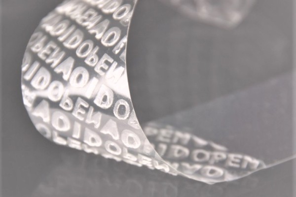 Deutlich sichtbar: VOID OPEN erscheint bei Manipulationsversuchen Manipulationssichere transparente Sicherheitsfolie mit Void-Open-Schriftzug, der bei Ablöseversuchen erscheint
