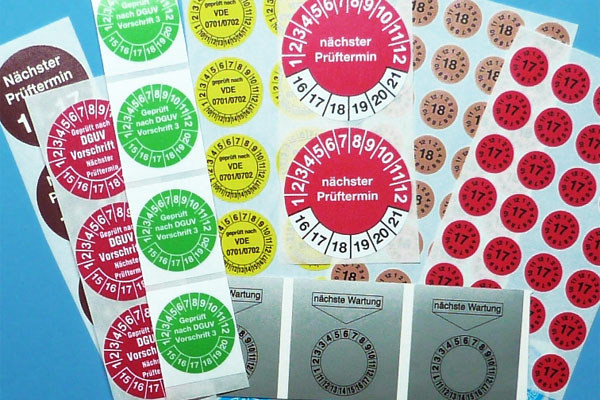 Individuelle Prüfetiketten für Innen und Außen Prüfplaketten, Prüfsiegel und Wartungsaufkleber aus Folie mit individuellem Druck