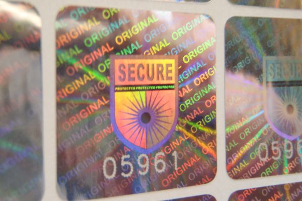 Hologrammsiegel mit  gelaserter Nummerierung, die hohen Kopier- und Fälschungsschutz bietet