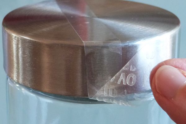 Ablösbares Transparent-Siegel mit rückseitigem Void-Effekt als Manipulationsschutz Non-Perm-Siegeletikett transparent mit VOID-OPEN-Effekt beim Ablösen auf der Rückseite