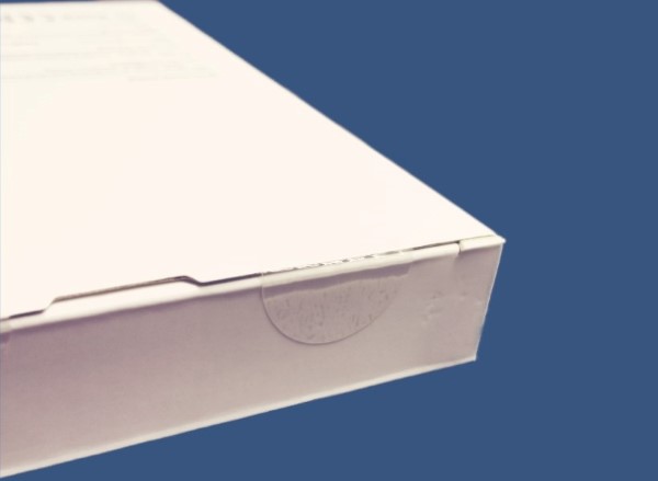 Klebepunkte mit Perforationsstanzung für leichtes Öffnen Transparente selbstklebende Verschlusspunkte mit mittiger Perforationslinie zum Öffnen der Verpackung