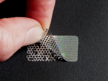 Eckige Hologramm-Etiketten mit Sicherheitsklebstoff, der bei Ablöseversuchen ein Wabenmuster hinterlässt