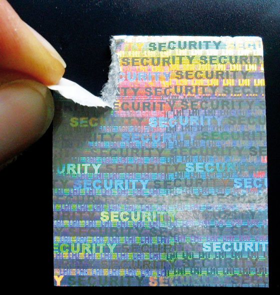 Hologrammsiegel aus bunt schimmerndem Metallic-Papier mit Endlostext Security zum Versiegeln