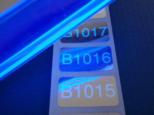 Schachbrettmuster-Sicherheitsaufkleber mit Lumineszenzdruck, der nur sichtbar wird unter blauem UV-Licht