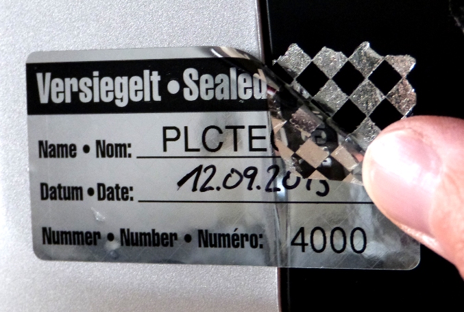 Schachbrett-Siegel - mit Nummerierung und Platz für manuelle Einträge Siegeletiketten aus silberner Schachbrettmusterfolie mit Nummerierung und Zeilen für Name und Datum