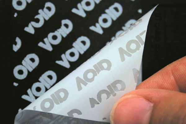 Sicherheitsetiketten aus weißer Spezialfolie  mit VOID-Muster, das beim Ablösen aktiviert wird 