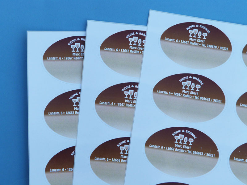 Ovale Etiketten aus weißem high-gloss Glanzpapier mit Firmendruck auf A4-Bogen