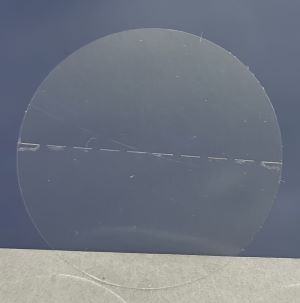 Klebepunkte mit perforierter Knick- und Öffnungslinie  Transparente Klebepunkte aus Folie mit mittiger Perforationsstanzung zum Knicken und Öffnen