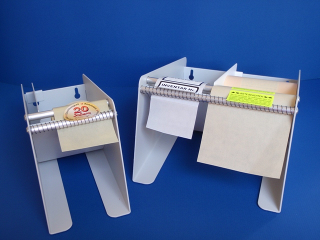 Etikettenspender aus Metall in verschiedenen Größen Spender in verschiedenen Größen  aus grauem Metall für mehrere Etikettenrollen nebeneinander