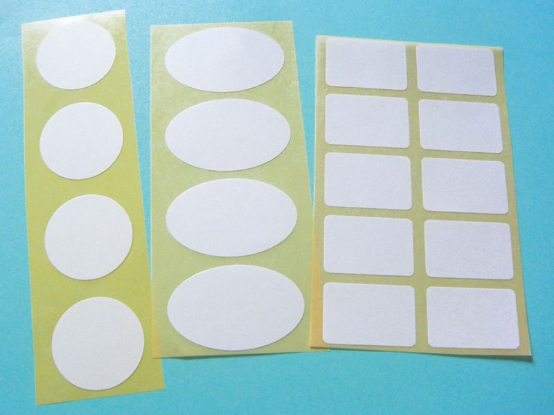 Blanko Rollenetiketten aus weißem Papier in ovalen, runden und eckigen Formaten