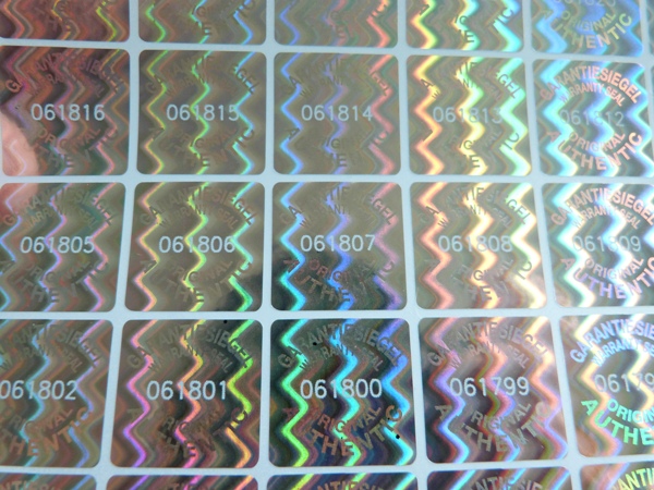 Nummerierte Hologramm-Garantiesiegel mit lasergravierten Ziffern bieten hohen Manipulationsschutz