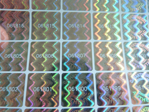 Lasergravierte Nummerierungen sind manipulationssicher Nummerierte Hologramm-Garantiesiegel mit lasergravierten Ziffern bieten hohen Manipulationsschutz