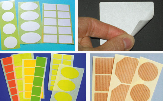Blanko (unbedruckte) Etiketten aus weißem oder Leuchtfarbenpapier und Packpapier