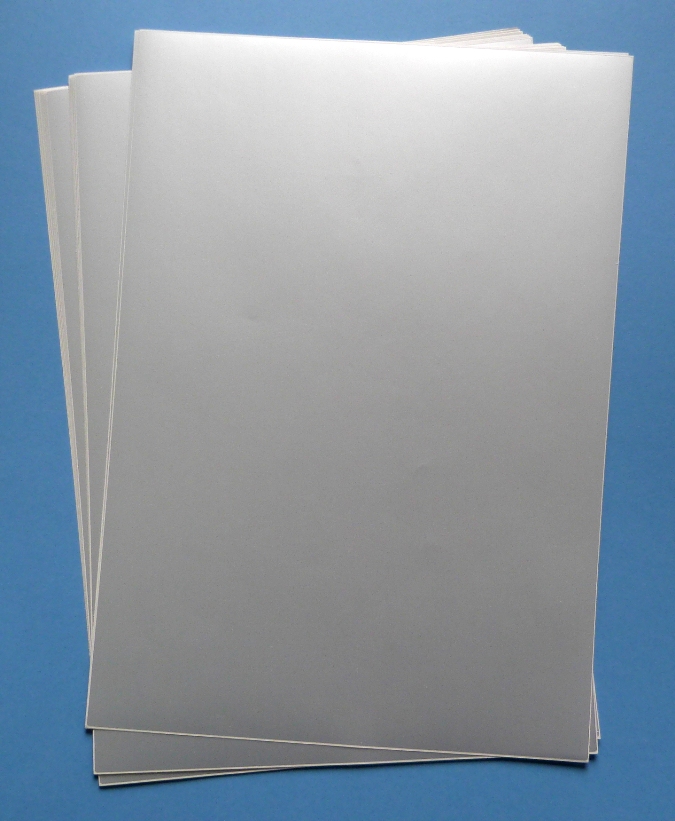 Silberne Polyesterfolie auf A4-Bogen zum selbst Bedrucken für Laserprinter und Kopierer