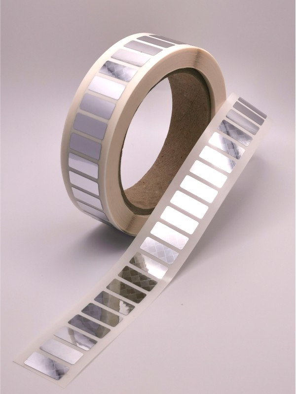 Sicherheitsfolie, silber-glänzend auf Rolle für Thermotransferdrucker zum selbst bedrucken Silber glänzende Schachbrettmusterfolie auf Rolle für Thermotransferdruck