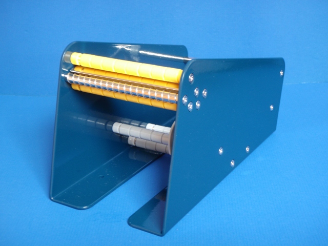 Stabiler Etikettenspender für Rollenetiketten aus blauem Metallgehäuse zum Aufstellen auf Tisch