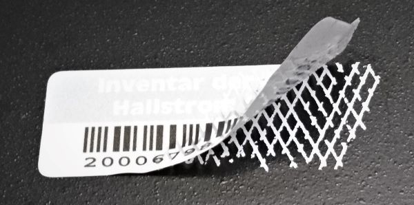Sicherheitsetikett mit Barcode aus weißer Rautenmusterfolie mit Zerstör-Effekt beim Abziehen