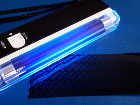 UV-Lampe, die Lumineszenz-Sicherheitsdrucke in blauem Licht sichtbar macht