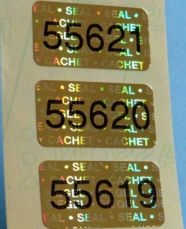 Sicherheitsetiketten aus goldenem Hologrammpapier im Format 28x15mm mit schwarzer Nummerierung