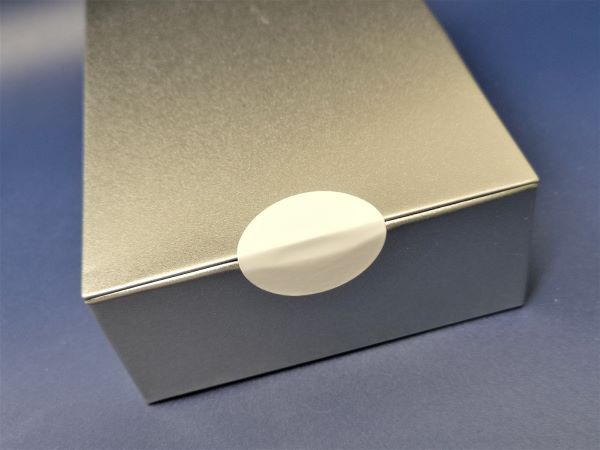 Superhaft-Etiketten aus Papier als weiße Klebepunkte zum Verschließen von Verpackungen