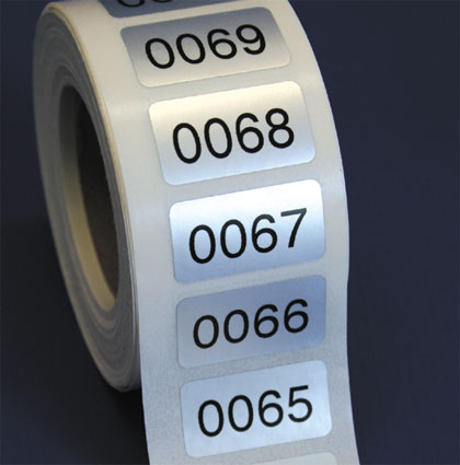 Nummerierte Etiketten aus mattsilberner Polyesterfolie mit individuellen Ziffernreihen