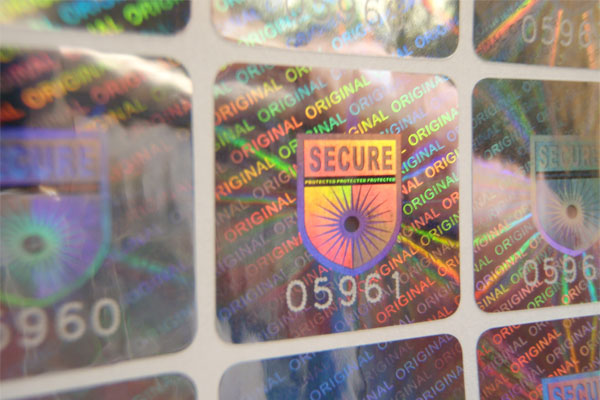 Hologramme mit Laser-Nummerierungen bieten hohen Fälschungsschutz Manipulationsgeschützte Hologrammetiketten mit fälschungssicherer, lasergravierter Nummerierung