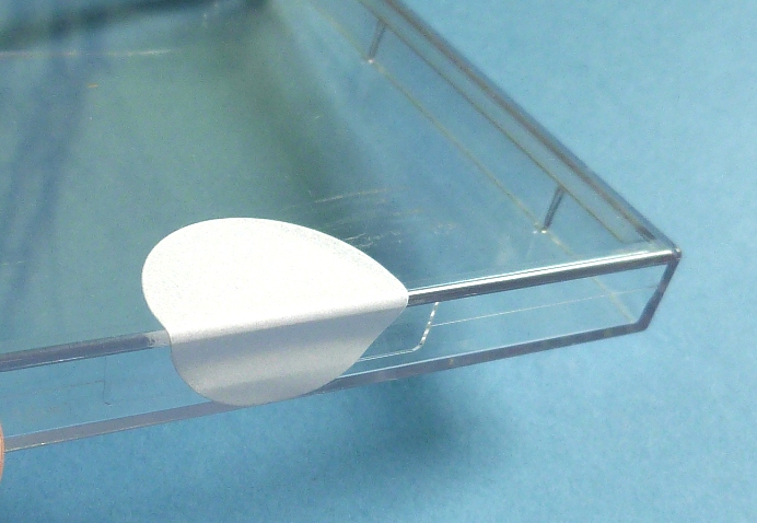 Stark haftende weiße Klebepunkte aus Superhaftpapier zum Verschließen von Kunststoff-Verpackungen
