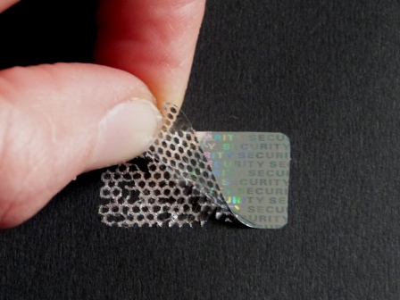 Hologrammsiegel - kein Manipulationsversuch bleibt unbemerkt Hologramm-Etiketten mit Sicherheitsmuster, das keinen Ablöseversuch unbemerkt geschehen lässt